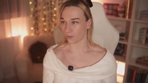 Em -  online show from December 24, 12:00 am