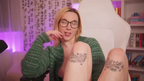 Em -  online show from February 5, 10:01 pm