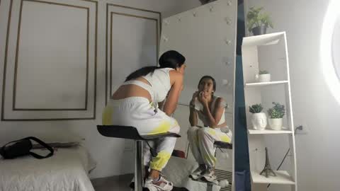 emily_gaviria1 online show from April 9, 12:10 pm