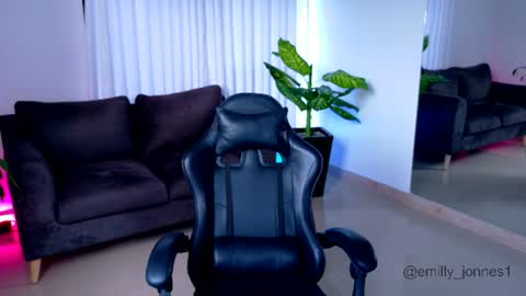 Snapshot of emily_jones3 chatting on June 22, 12:24 pm Emily online show from June 22, 12:24 pm