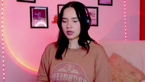 Snapshot of emily_lindey_ chatting on June 27, 5:34 am Emily Lindey online show from June 27, 5:34 am