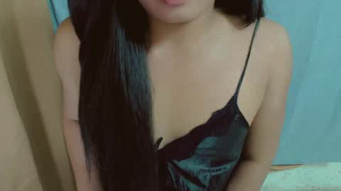 Snapshot of emily_sweeney chatting on February 8, 5:51 am emily online show from February 8, 5:51 am