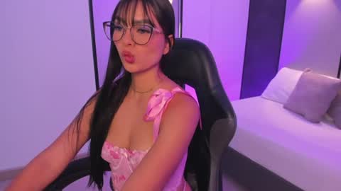 emily_tolson online show from July 22, 8:33 pm