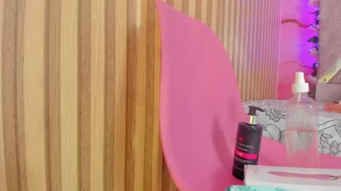 emily_velvet_ online show from April 18, 6:23 pm