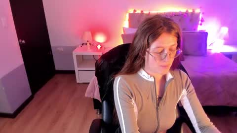 emily_warren__ online show from June 4, 8:15 pm