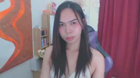 Snapshot of emily_xo143 chatting on April 30, 8:31 am emily_xo143 online show from April 30, 8:31 am