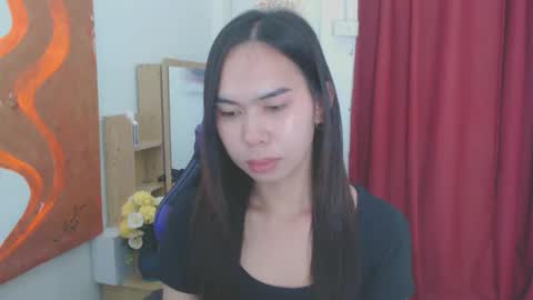 Snapshot of emily_xo143 chatting on May 5, 11:18 am emily_xo143 online show from May 5, 11:18 am