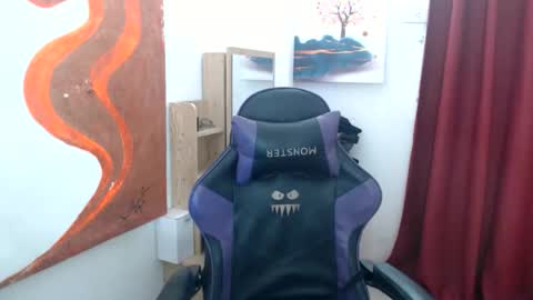 Snapshot of emily_xo143 chatting on May 24, 1:21 am emily_xo143 online show from May 24, 1:21 am