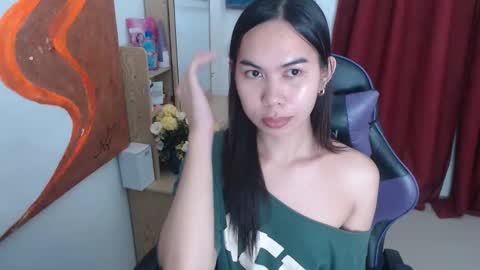 Snapshot of emily_xo143 chatting on June 4, 7:31 pm emily_xo143 online show from June 4, 7:31 pm