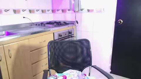 Snapshot of emily_zc1 chatting on July 21, 6:10 pm EMILY online show from July 21, 6:10 pm