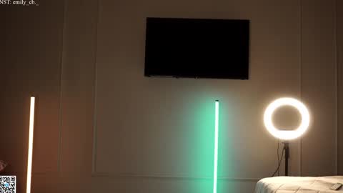 emilybatee online show from December 6, 7:45 pm