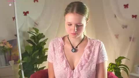 Snapshot of emilyhewell chatting on June 20, 11:18 pm Emi online show from June 20, 11:18 pm
