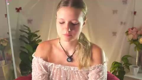 Snapshot of emilyhewell chatting on July 5, 11:12 pm Emi online show from July 5, 11:12 pm