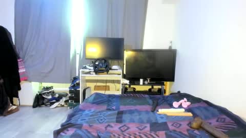 Snapshot of emliyjamesmjb chatting on February 13, 10:44 am emliyjamesmjb online show from February 13, 10:44 am