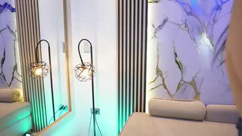 emma__walkerr_ online show from February 6, 7:17 pm