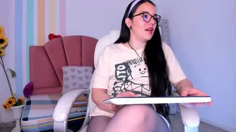 Snapshot of emma_lakshmi chatting on June 27, 2:44 pm Emma online show from June 27, 2:44 pm