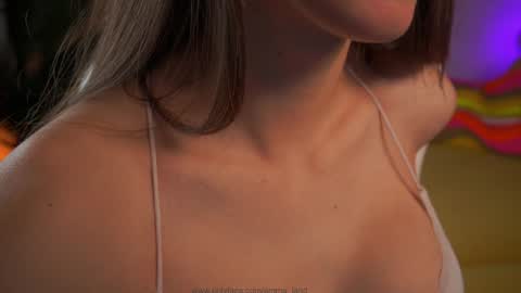 Snapshot of emma_land chatting on December 18, 7:20 pm online show from December 18, 7:20 pm