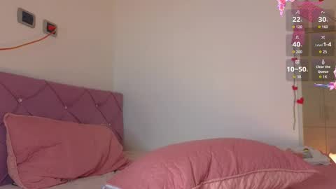 Snapshot of emma_revees chatting on February 17, 9:28 am EMMA REVEES online show from February 17, 9:28 am