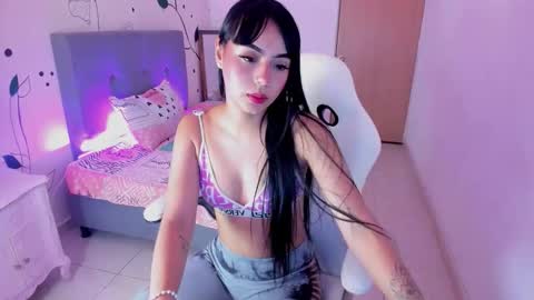 emma_rouxx online show from March 27, 8:08 pm
