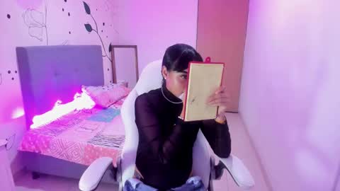 emma_rouxx online show from March 28, 7:24 pm