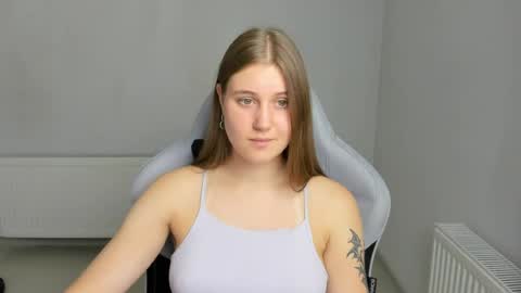 Snapshot of emma_sweettyy chatting on July 9, 6:28 am Emma online show from July 9, 6:28 am