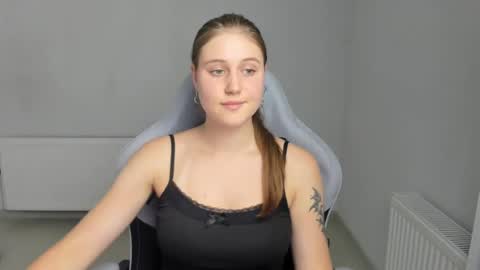 Snapshot of emma_sweettyy chatting on July 14, 10:21 am Emma online show from July 14, 10:21 am