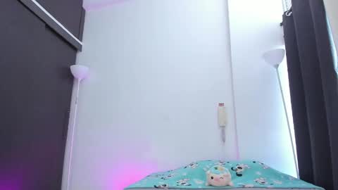 emmaclark_1 online show from May 7, 8:25 pm
