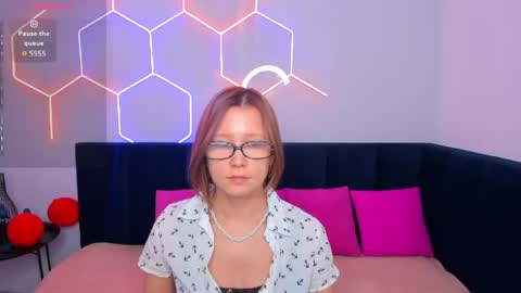 Emma 3 online show from April 21, 1:42 am