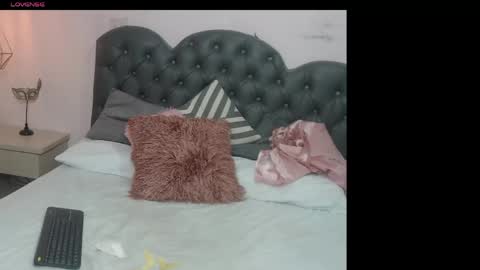 emmalozano online show from April 18, 7:07 pm