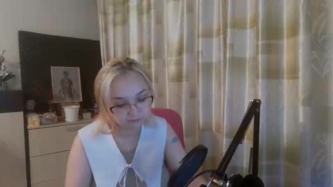 emmanoir_ online show from February 27, 4:10 pm