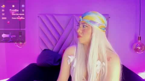 Snapshot of emmaswift1 chatting on December 17, 2:39 am Emma online show from December 17, 2:39 am