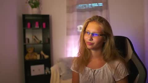 Emmie online show from September 26, 1:04 pm