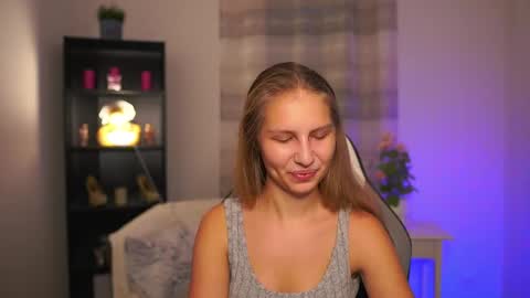 Emmie online show from December 18, 2:34 pm