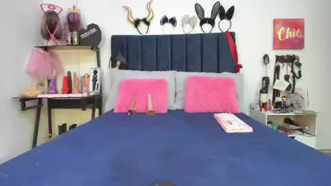Snapshot of emmily_giraldo chatting on July 15, 12:54 pm online show from July 15, 12:54 pm