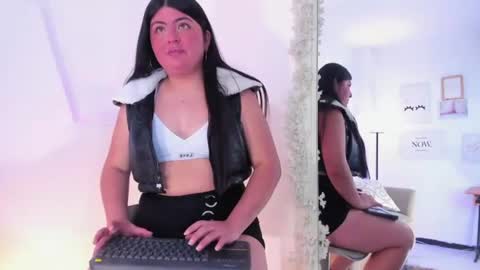 emy_sanz online show from July 22, 1:25 pm