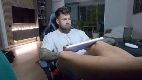 Erik online show from March 1, 10:42 pm