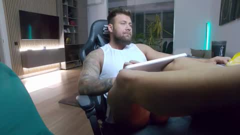 Erik online show from October 18, 4:52 pm