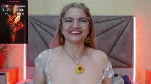 Esmeralda .INDEPENDENT MODEL online Monday to Saturday 3 pm Chicago online show from May 23, 3:23 am