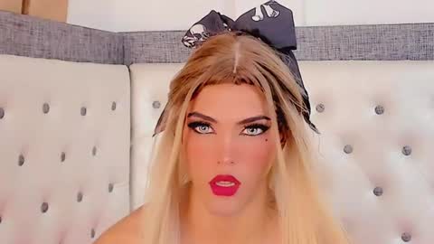 Snapshot of esmeraldasexycutee chatting on July 7, 6:45 pm esmeraldasexycutee online show from July 7, 6:45 pm