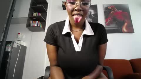 Snapshot of essy200 chatting on June 20, 10:40 am essy200 online show from June 20, 10:40 am
