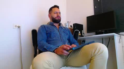 esteban online show from April 13, 1:38 pm