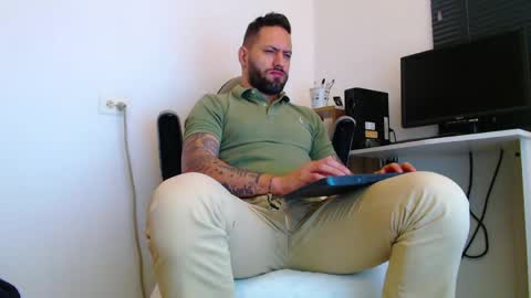 esteban online show from April 22, 2:18 pm