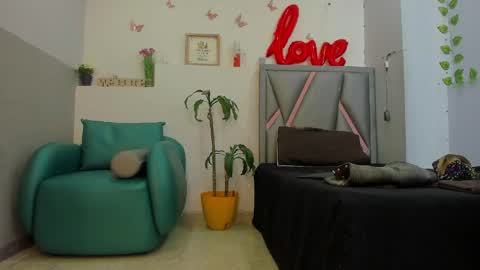 esterlindez online show from May 11, 8:28 pm