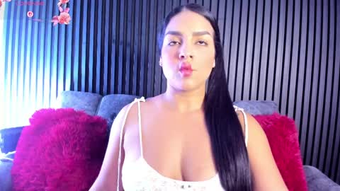 Snapshot of estrella_garcia chatting on May 25, 12:22 pm Estrella Garcia online show from May 25, 12:22 pm
