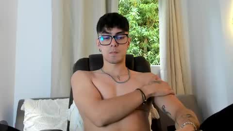 etham_wolf1 online show from May 13, 6:38 pm