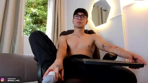 etham_wolf1 online show from May 25, 5:41 pm