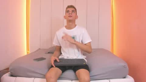 Snapshot of ethanhot_os chatting on April 4, 6:49 pm ethanhot_os online show from April 4, 6:49 pm