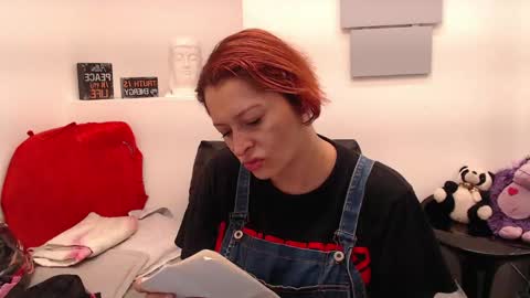 Eva Twiss online show from April 17, 12:30 pm