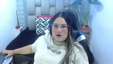 Snapshot of evelin_zaens chatting on June 24, 3:49 am evelin zaens online show from June 24, 3:49 am