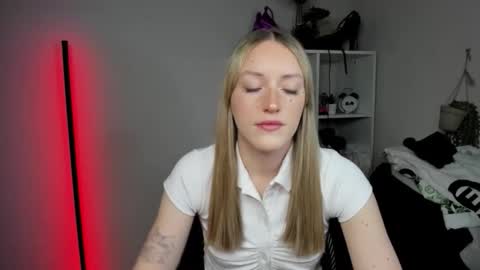 evelynblond online show from April 17, 5:54 am